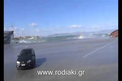 Βούλιαξε πλοίο μέσα στο λιμάνι της Ρόδου [Εικόνες-Βίντεο]