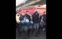 Τα ΜΑΤ βγάζουν τα κράνη και πάνε με τους διαδηλωτές! (video)