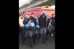 Τα ΜΑΤ βγάζουν τα κράνη και πάνε με τους διαδηλωτές! (video)