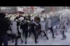 Αγριες συγκρούσεις μεταξύ αστυνομίας και πυροσβεστών! (φωτο-video)