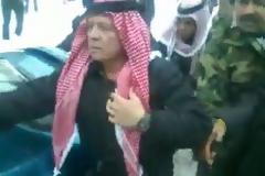 «Κόλλησαν» στο χιόνι και τους βοήθησε ο βασιλιάς της Ιορδανίας! (video)