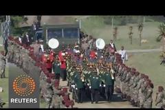 ΕΤΑΦΗ Ο ΝΕΛΣΟΝ ΜΑΝΤΕΛΑ ΣΤΗ ΓΕΝΕΤΕΙΡΑ ΤΟΥ (VIDEO)