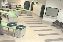 Βίντεο: Σώζει βρέφος με μπλονζόν που θα ζήλευε και ο Ρομπέρτο