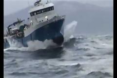 ΣΥΓΚΛΟΝΙΣΤΙΚΟ VIDEO: Ψαράδικο...παλεύει με τα κύματα!