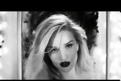 To sexy χριστουγεννιάτικο βίντεο της Rosie Huntington!