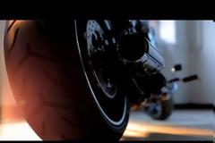 Κάλαντα από μία Harley (video)