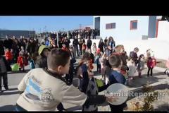 Λαμία: Ο Αι Βασίλης κατέβηκε από ψηλά...και μοίρασε δώρα στα παιδιά [video]