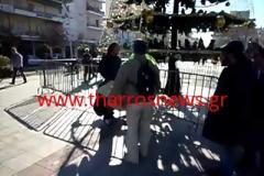 Άστεγος στο Χριστουγεννιάτικο δέντρο της Καλαμάτας [Photos - Video]