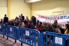 Πάτρα: Συγκέντρωση διαμαρτυρίας έξω από το Δημοτικό Συμβούλιο ενάντια στους πλειστηριασμούς