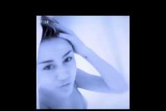 Χαϊδεύεται στο νέο της βίντεοκλιπ η Miley Cyrus! (vid)