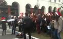 Μαθητές λένε τα κάλαντα στην Αριστοτέλους για να πάνε εκδρομή! [video]