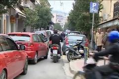 Τρείς ώρες στην ουρά της τράπεζας για την πληρωμή των τελών κυκλοφορίας [video]