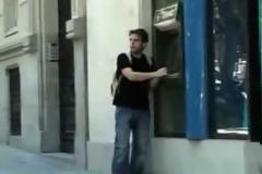 Απίστευτο Viral: Τρελός τυπάς τρομάζει τον κόσμο στον δρόμο! [Video]