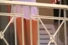 Όταν νοικοκυρά στην Αθήνα αναστάτωσε ολόκληρη τη γειτονιά σχεδόν ημίγυμνη! Αποκαλυπτικό βίντεο...