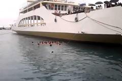 Πάτρα - Τώρα: Με λαμπρότητα ο Αγιασμός των υδάτων - Ο Γιώργος Γεωργόπουλος έπιασε το Σταυρό [video]