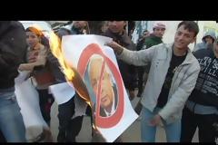 ΣΕ ΛΑΪΚΟ ΠΡΟΣΚΥΝΗΜΑ Η ΣΟΡΟΣ ΤΟΥ ΑΡΙΕΛ ΣΑΡΟΝ (VIDEO)