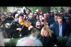 Έκλαψαν τα βιολιά στην κηδεία του Γ. Κόρου [video]