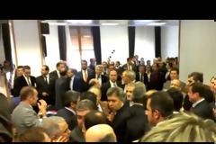 Ξύλο στη Βουλή της Τουρκίας και ...ιπτάμενο ipad [Video]