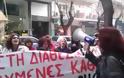 ΩΡΑ: Απολυμένες καθαρίστριες διαδηλώνουν έξω από τη ΔΟΥ Θεσσαλονίκης [video]