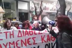 ΩΡΑ: Απολυμένες καθαρίστριες διαδηλώνουν έξω από τη ΔΟΥ Θεσσαλονίκης [video]