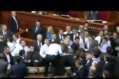 Απίστευτο ξύλο στην ουκρανική βουλή [Video]
