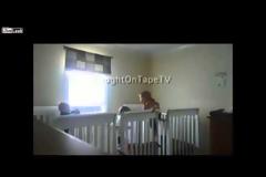 Ξεκαρδιστικό βίντεο: Τι σκαρφίζονται αυτά τα τρίδυμα για να παίξουν μαζί!