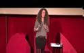Το ξεκαρδιστικό stand up Ελληνίδας που διαπρέπει στη Βρετανία: Πώς παραγγέλνει κανείς σε μια ελληνική ταβέρνα!