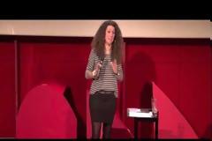 Το ξεκαρδιστικό stand up Ελληνίδας που διαπρέπει στη Βρετανία: Πώς παραγγέλνει κανείς σε μια ελληνική ταβέρνα!