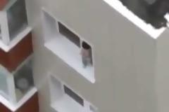 Μωρό «κόβει»…βόλτες στο περβάζι παραθύρου! [video]