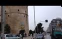 ΤΩΡΑ: Δείτε video από τον Λευκό Πύργο, όπου άνδρας απειλεί να πυροδοτήσει χειροβομβίδα