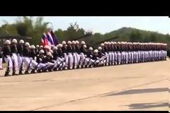 Ξεκαρδιστικό βίντεο: «Σκληροί» στρατιώτες – χορευτές κάνουν ντόμινο, ακροβατικά και άλλα κόλπα
