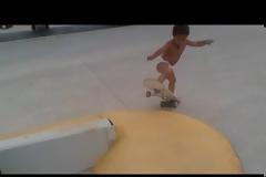 Μπόμπιρας κάνει τρελά κόλπα με το skateboard [video]