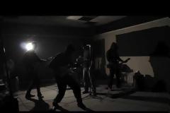Το πρώτο videoclip των Φιγκυράν, για το τραγούδι Καθίκι από τον δίσκο Σεμνά και Ταπεινά.
