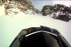 Απίστευτο βίντεο! Αναβάτης snowmobile πέφτει και σέρνεται σε πλαγιά βουνού! [Video]