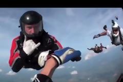 Δραματική διάσωση λιπόθυμου skydiver στα 12.500 πόδια (Video)
