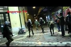 Συγκλονιστικές εικόνες από την χθεσινοβραδινή αντιφασιστική συγκέντρωση στο Σύνταγμα [photos+videos]