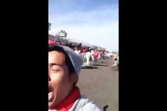 Βγάζει selfie καθώς τον κυνηγούν οι ταύροι... [Video]