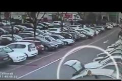 Θρασύτατος ληστής κλέβει αυτοκίνητο με ένα μωρό μέσα