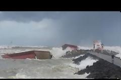 Φορτηγό πλοίο κόπηκε στη μέση στη Γαλλία [Video - Photos]