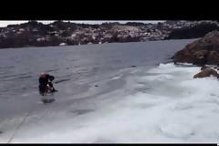 Άνδρας βούτηξε σε παγωμένη λίμνη για να σώσει τον σκύλο του [video]