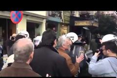ΣΥΜΒΑΙΝΕΙ ΤΩΡΑ: Aντιμέτωποι με τα ΜΑΤ οι λογιστές και οι φοροτεχνικοί που κατευθύνονταν στην Δ' ΔΟΥ [Video - Photos]