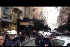 ΣΥΜΒΑΙΝΕΙ ΤΩΡΑ: Aντιμέτωποι με τα ΜΑΤ οι λογιστές και οι φοροτεχνικοί που κατευθύνονταν στην Δ' ΔΟΥ [Video - Photos]