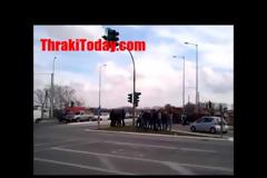 Έβγαλαν τα τρακτέρ τους στον δρόμοι οι αγρότες της Καβάλας – Μπλόκο στο κόμβο της Χρυσούπολης [video]