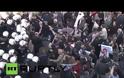 Εκτοξευτήρες νερού χτυπούν δημοσιογράφο και την τινάζουν στον αέρα! (VIDEO