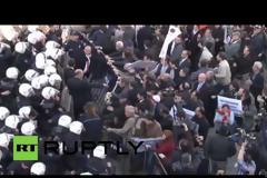 Εκτοξευτήρες νερού χτυπούν δημοσιογράφο και την τινάζουν στον αέρα! (VIDEO