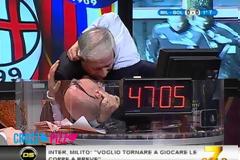 ΤΡΕΛΑΝΕ ΤΟΝ ΠΑΡΟΥΣΙΑΣΤΗ Η... ΓΚΟΛΑΡΑ ΤΟΥ ΜΠΑΛΟΤΕΛΙ! *VIDEOS*