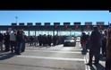 Σημερινά βίντεο από τη συγκέντρωση στα διόδια! Η αστυνομία προσπαθούσε να εξοργίσει τους διερχόμενους οδηγούς!