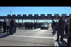 Σημερινά βίντεο από τη συγκέντρωση στα διόδια! Η αστυνομία προσπαθούσε να εξοργίσει τους διερχόμενους οδηγούς!