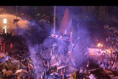 Σοκάρει νέα φωτογραφία από το Κίεβο: Δείτε την καμμένη πλάτη διαδηλώτριας