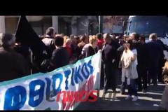 ΣΤΗΝ ΠΛΑΤΕΙΑ ΒΑΘΗ ΣΥΓΚΕΝΤΡΩΝΟΝΤΑΙ ΟΙ ΑΓΡΟΤΕΣ, ΣΥΛΛΑΛΗΤΗΡΙΟ ΣΤΟ ΚΕΝΤΡΟ
